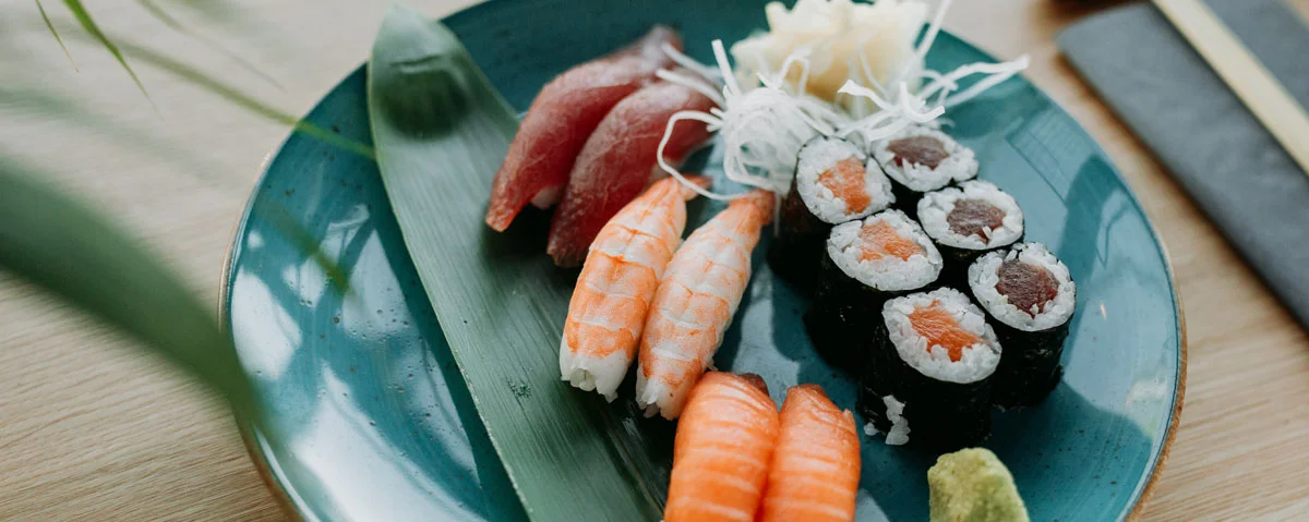 Sushi en garnalen op een schaal
